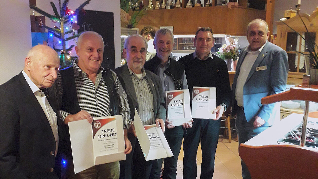 Bezirksvorsitzender Matthais Schneider (rechts) ehrte Mitglieder der Kameradschaft ERH Nordschwarzwald beim Jahresabschluss für langjährige Mitgliedschaft im Deutschen BundeswehrVerband. Fotos: KERH Nordschwarzwald