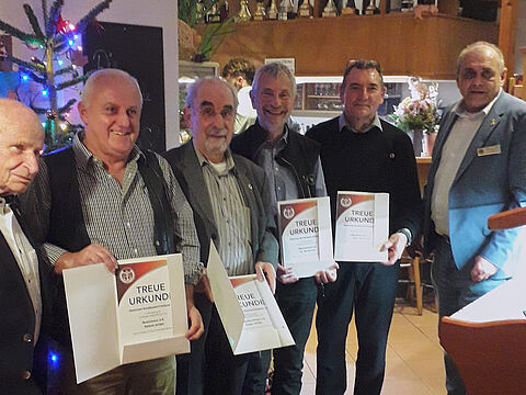 Bezirksvorsitzender Matthais Schneider (rechts) ehrte Mitglieder der Kameradschaft ERH Nordschwarzwald beim Jahresabschluss für langjährige Mitgliedschaft im Deutschen BundeswehrVerband. Fotos: KERH Nordschwarzwald