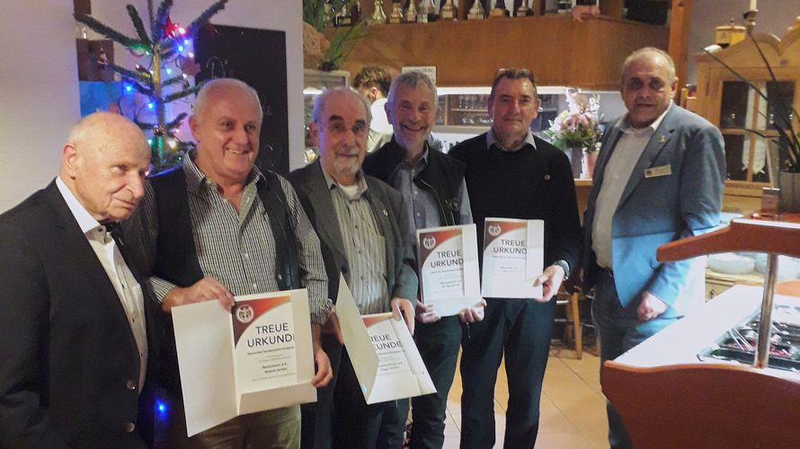 Bezirksvorsitzender Matthais Schneider (rechts) ehrte Mitglieder der Kameradschaft ERH Nordschwarzwald beim Jahresabschluss für langjährige Mitgliedschaft im Deutschen BundeswehrVerband. Fotos: KERH Nordschwarzwald