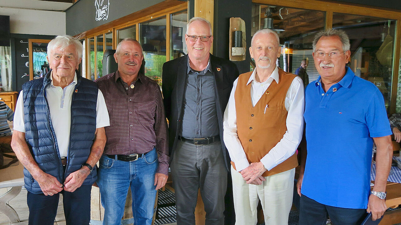 Für langjährige Treue zum Verband geehrt: Oberstabsfeldwebel a.D. Wolfgang Sturde (von links), Oberstabsfeldwebel a.D. Karl Heinz Riener, der Vorsitzende Oberstleutnant a.D. Ingo Osbahr, Stabsfeldwebel a.D. Georg Kammerer, Oberfeldwebel d.R. Martin Kübelsbeck. Foto: Peter Koller