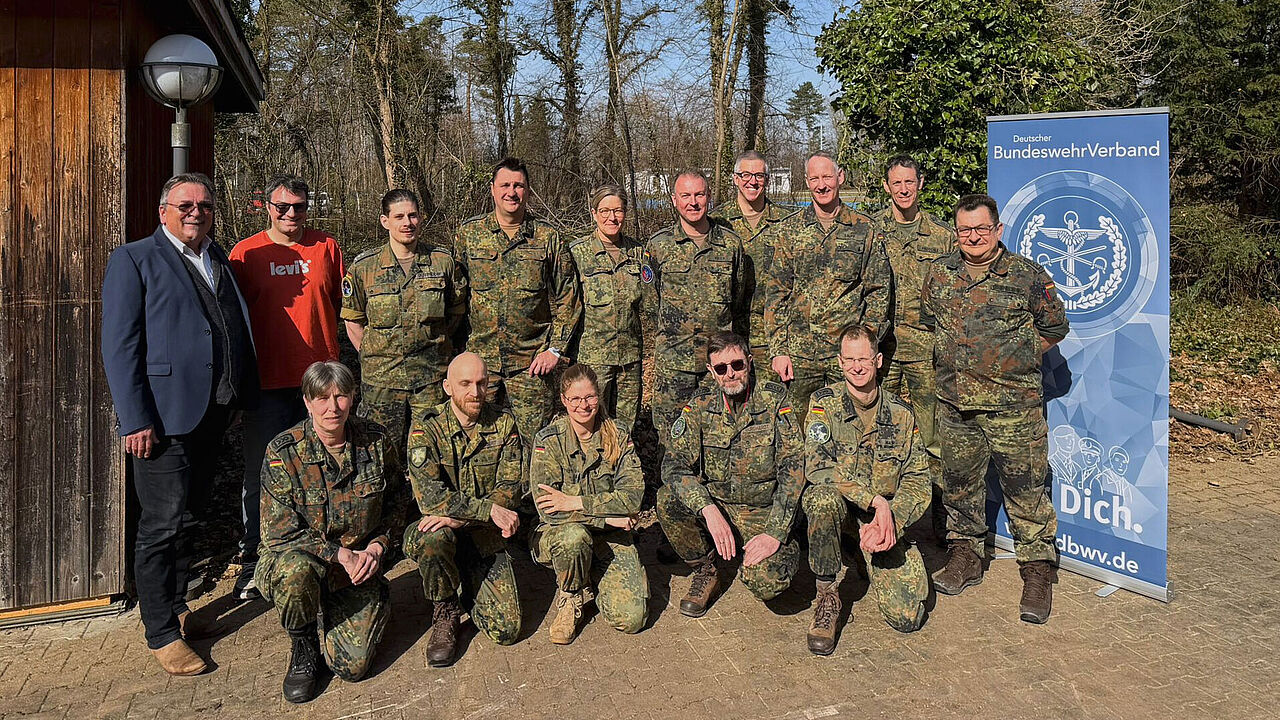 Bezirksvorsitzender a.D. Franz Jung (l.) gemeinsam mit den Mitgliedern des neu gewählten Vorstands der TruKa Ulrich-Kaserne: Ein starkes Team, das von großem Engagement und breiter Unterstützung aus den Reihen getragen wird. Foto: Markus Eidenschink