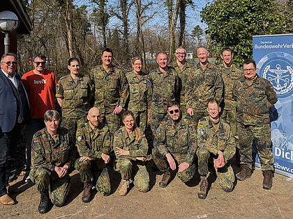 Bezirksvorsitzender a.D. Franz Jung (l.) gemeinsam mit den Mitgliedern des neu gewählten Vorstands der TruKa Ulrich-Kaserne: Ein starkes Team, das von großem Engagement und breiter Unterstützung aus den Reihen getragen wird. Foto: Markus Eidenschink