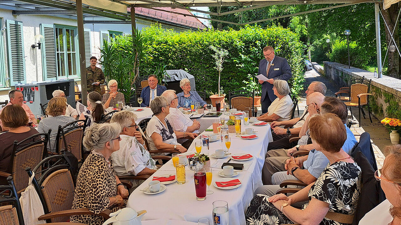 Zum 40-jährigen Jubiläum der Frauengruppe der Kameradschaft ERH Kaufbeuren gratulierte KERH-Vorsitzender Hauptmann a.D. Friedel Wegner.