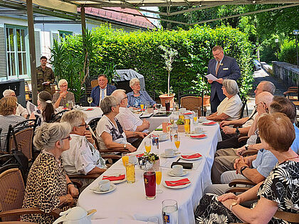 Zum 40-jährigen Jubiläum der Frauengruppe der Kameradschaft ERH Kaufbeuren gratulierte KERH-Vorsitzender Hauptmann a.D. Friedel Wegner.