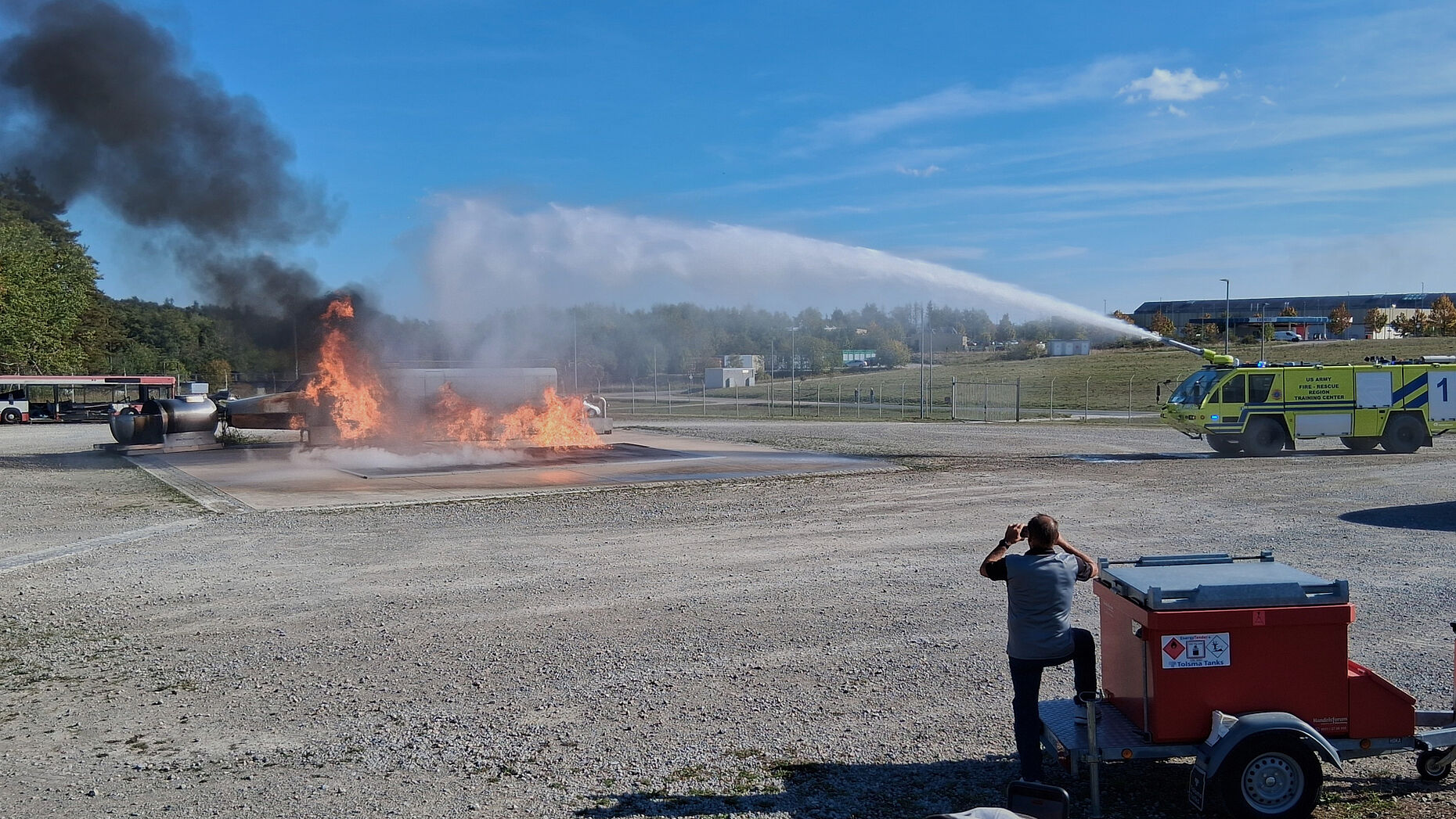 Beeindruckender Schlusspunkt: Vorführung eines Löschfahrzeugs im simulierten Einsatz bei einem Flächenbrand. Foto: Robert Wechsler