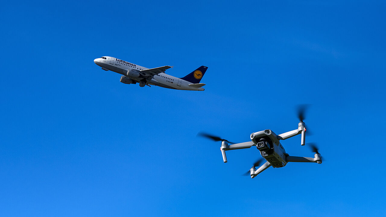 Die Reform des Luftsicherheitsgesetz soll die Abwehrfähigkeit gegen hybride Angriffe durch Drohnen gegen kritische Infrastruktur und Flughäfen stärken. Foto: picture alliance/www.allover.cc/TPH