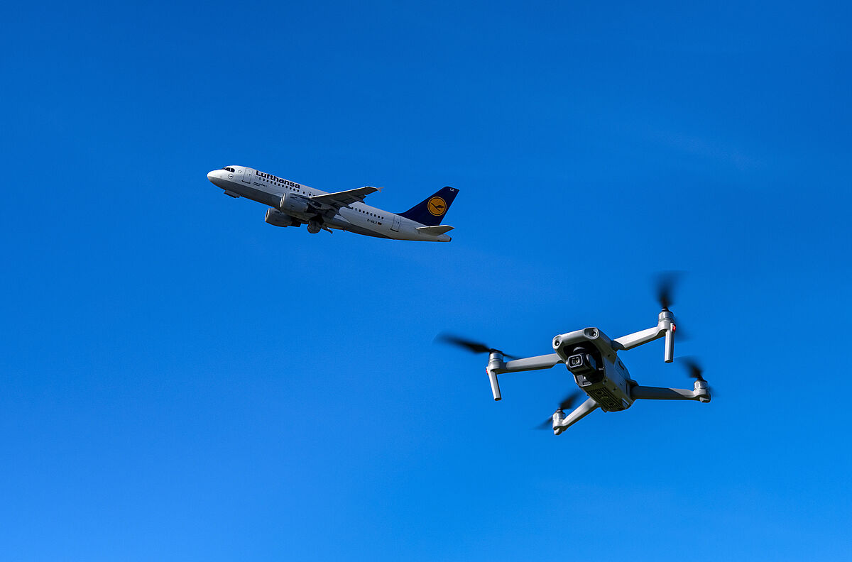 Die Reform des Luftsicherheitsgesetz soll die Abwehrfähigkeit gegen hybride Angriffe durch Drohnen gegen kritische Infrastruktur und Flughäfen stärken. Foto: picture alliance/www.allover.cc/TPH