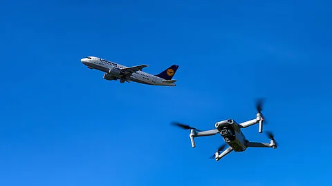 Die Reform des Luftsicherheitsgesetz soll die Abwehrfähigkeit gegen hybride Angriffe durch Drohnen gegen kritische Infrastruktur und Flughäfen stärken. Foto: picture alliance/www.allover.cc/TPH