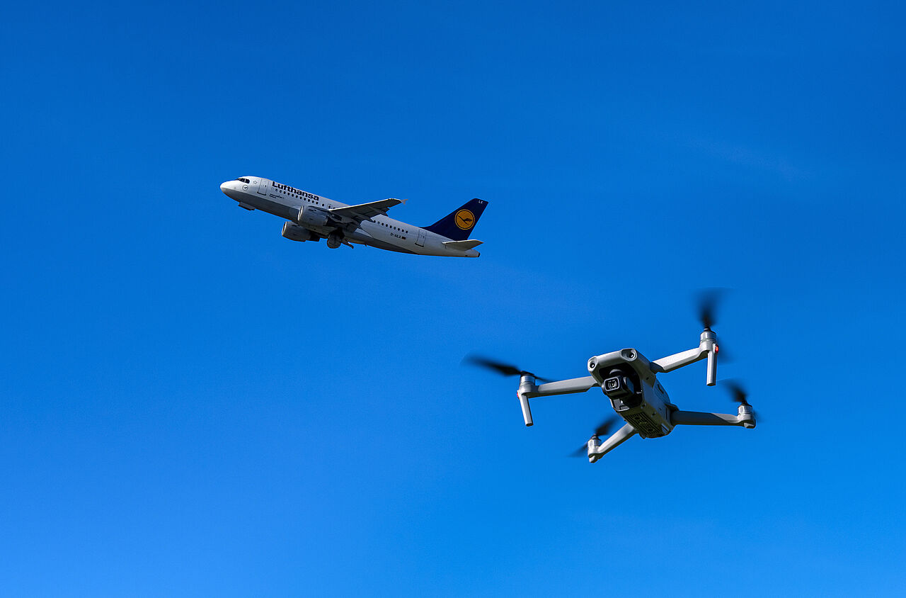 Die Reform des Luftsicherheitsgesetz soll die Abwehrfähigkeit gegen hybride Angriffe durch Drohnen gegen kritische Infrastruktur und Flughäfen stärken. Foto: picture alliance/www.allover.cc/TPH