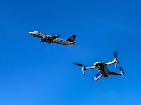 Die Reform des Luftsicherheitsgesetz soll die Abwehrfähigkeit gegen hybride Angriffe durch Drohnen gegen kritische Infrastruktur und Flughäfen stärken. Foto: picture alliance/www.allover.cc/TPH