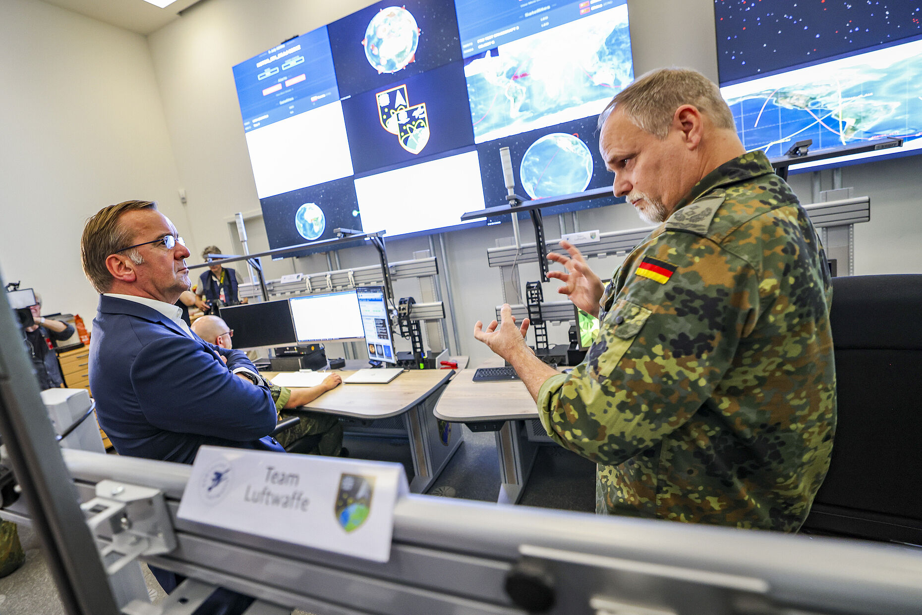 Verteidigungsminister Boris Pistorius (SPD) besuchte im Sommer 2024 das Weltraumkommando der Bundeswehr. Foto: dpa/Christoph Reichwein 