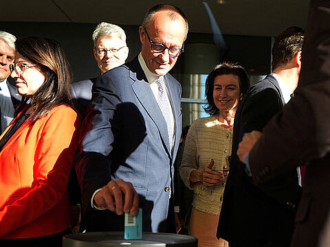 Der CDU-Vorsitzende Friedrich Merz gibt im Bundestag seine Stimme zur Grundgesetzänderung, die eine Lockerung der Schuldenregeln ermöglicht, ab. Foto: picture alliance/REUTERS/Pool