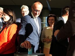 Der CDU-Vorsitzende Friedrich Merz gibt im Bundestag seine Stimme zur Grundgesetzänderung, die eine Lockerung der Schuldenregeln ermöglicht, ab. Foto: picture alliance/REUTERS/Pool