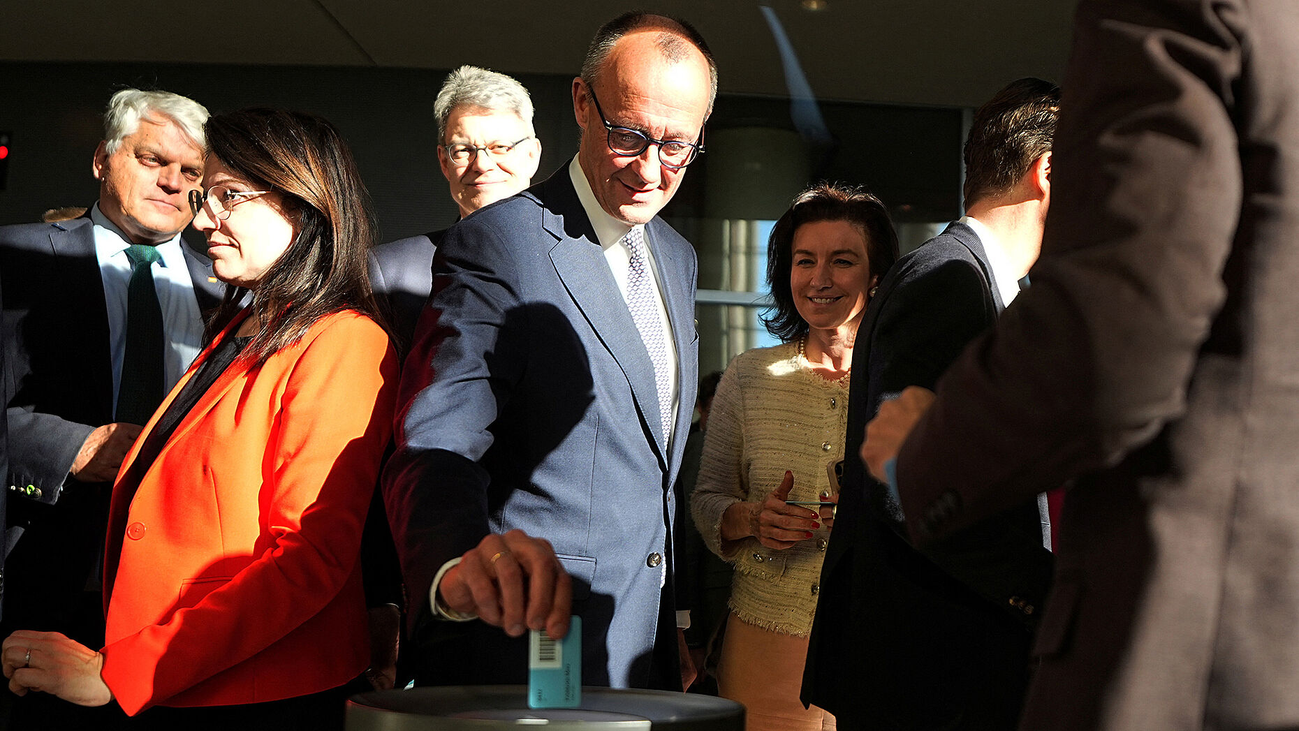 Der CDU-Vorsitzende Friedrich Merz gibt im Bundestag seine Stimme zur Grundgesetzänderung, die eine Lockerung der Schuldenregeln ermöglicht, ab. Foto: picture alliance / REUTERS / Pool 