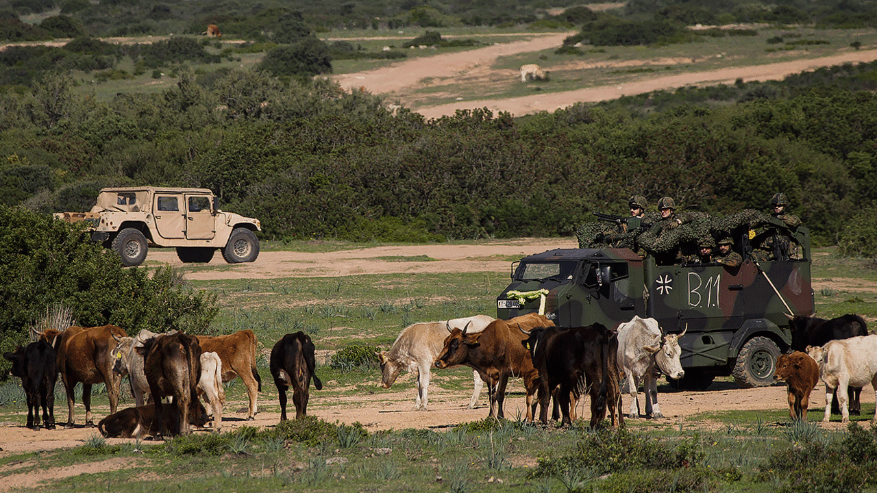 Bundeswehr-Soldaten bei einer Nato-Übung im Oktober 2015 in Sardinien. Deutschland hat dem Bündnis jetzt den größten Anstieg der Verteidigungsausgaben seit Jahrzehnten gemeldet. Foto: Bundeswehr/Jane Schmidt