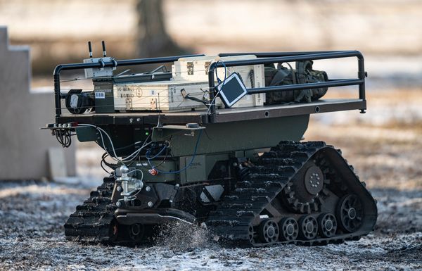 Ein UGV (Unmanned Ground Vehicle) auf der Ziesel-Plattform des Herstellers Diehl Defence Foto: picture alliance/dpa/Fabian Sommer