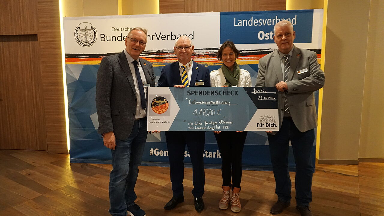 Stabsfeldwebel a.D. und Oberstabsfeldwebel d.R. Frank-Udo Reiche (2. von links) übergab eine Spende für die Organisation „Life Bridge Ukraine“ an Gründerin und Geschäftsführerin Dr. Janine von Wolfersdorff (2. von rechts) – gemeinsam mit Hauptmann a.D. Ingo Zergiebel (rechts), Vorsitzender Ehemalige im DBwV und dessen Stellvertreter Oberstabsfeldwebel a.D. Uwe Schenkel (links). Foto: DBwV/Eva Krämer