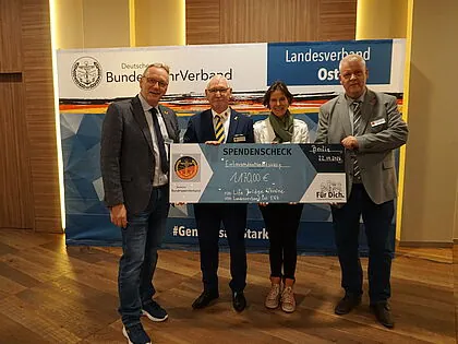 Stabsfeldwebel a.D. und Oberstabsfeldwebel d.R. Frank-Udo Reiche (2. von links) übergab eine Spende für die Organisation „Life Bridge Ukraine“ an Gründerin und Geschäftsführerin Dr. Janine von Wolfersdorff (2. von rechts) – gemeinsam mit Hauptmann a.D. Ingo Zergiebel (rechts), Vorsitzender Ehemalige im DBwV und dessen Stellvertreter Oberstabsfeldwebel a.D. Uwe Schenkel (links). Foto: DBwV/Eva Krämer
