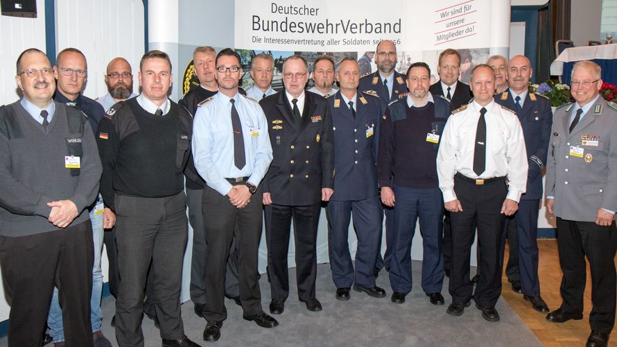 OTL Stephan Müller (r.) mit ehemaligen Ansprechpartnern im Einsatz auf der Landessammlung Nord im April 2017