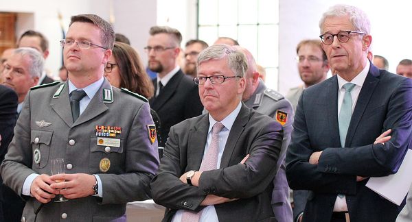 Mittendrin: Auch André Wüstner (l.), Bundesvorsitzender des DBwV, gehörte zu den Gästen. Foto: GVPA/Hahn