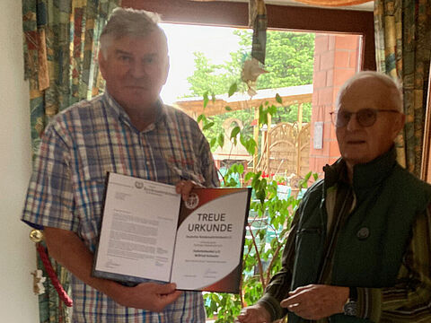 Wilfried Kolweier (l.) und Rudi Gogolin im Haus des Geehrten. Foto: LV Nord