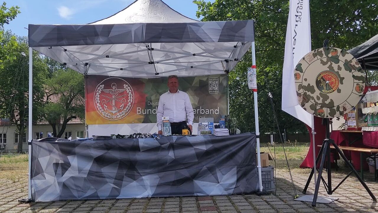 Der Außendienstmitarbeiter des Landesverbandes Ost, Björn Hellmund hatte seinen Informationsstand beim Familientag aufgebaut und konnte zahlreiche Fragen rund um den DBwV beantworten. Foto: Christian Weber