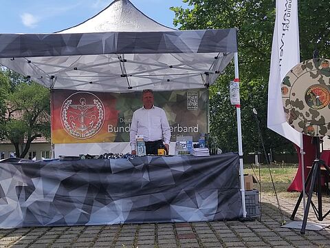 Der Außendienstmitarbeiter des Landesverbandes Ost, Björn Hellmund hatte seinen Informationsstand beim Familientag aufgebaut und konnte zahlreiche Fragen rund um den DBwV beantworten. Foto: Christian Weber