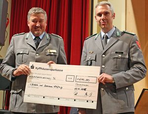 Eine Spende in Höhe von 1.670,50 Euro übergab Oberstleutnant Ulrich Rölle (r.) an Oberstleutnant Behr (l.).