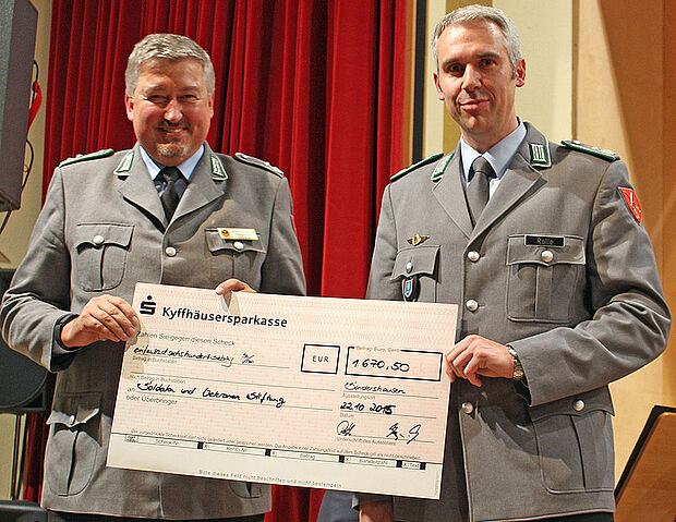 Eine Spende in Höhe von 1.670,50 Euro übergab Oberstleutnant Ulrich Rölle (r.) an Oberstleutnant Behr (l.).