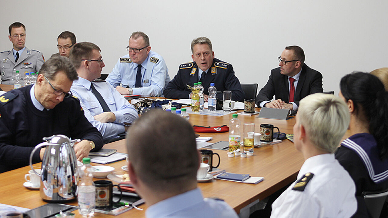 Hauptmann Andreas Steinmetz (2. v.r.) begrüßte die jungen Soldaten.Größere Abbildung anzeigen Hauptmann Andreas Steinmetz (2. v.r.) begrüßte die jungen Soldaten.