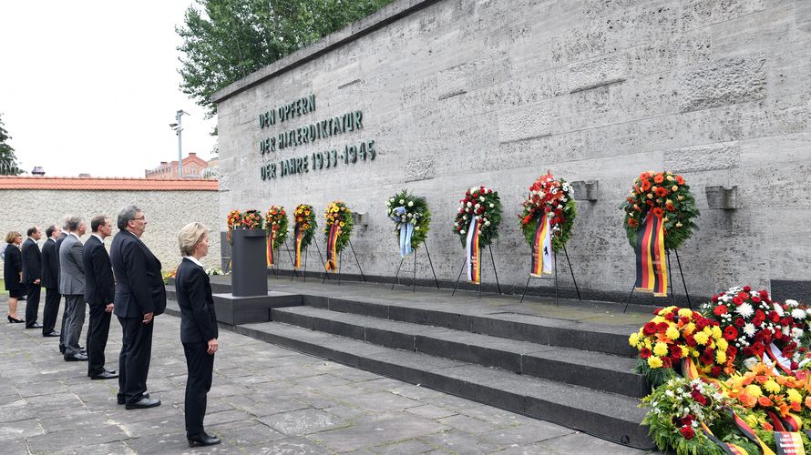 Politiker um Verteidigungsministerin Ursula von der Leyen (r.) stehen in der Gedenkstätte Plötzensee vor den Kränzen. Mit der Feierstunde wurde an den 73. Jahrestag des Attentats- und Umsturzversuchs gegen Hitler gedacht Foto: dpa