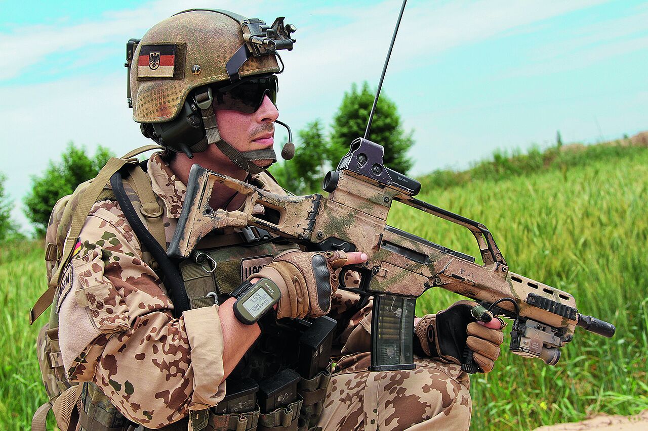 Ein deutscher Soldat in Afghanistan: Der Einsatz der Bundeswehr dauerte vom Dezember 2001 bis zum 26. August 2021. Dann hob die letzte Maschine der Luftwaffe mit Flüchtlingen in Kabul ab. Die Afghanen sind jetzt den Taliban überlassen. Foto: Picture Alliance