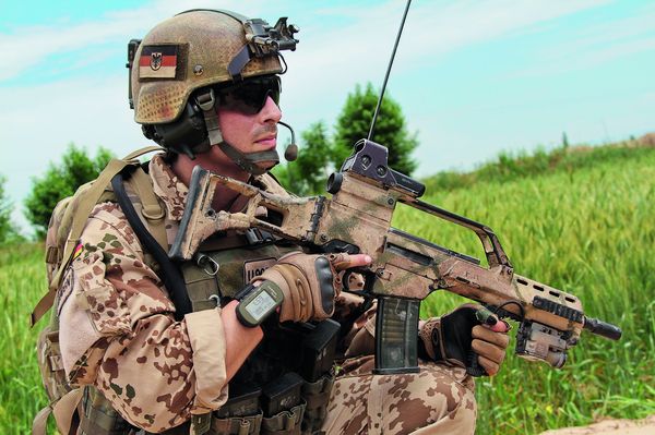 Ein deutscher Soldat in Afghanistan: Der Einsatz der Bundeswehr dauerte vom Dezember 2001 bis zum 26. August 2021. Dann hob die letzte Maschine der Luftwaffe mit Flüchtlingen in Kabul ab. Die Afghanen sind jetzt den Taliban überlassen. Foto: Picture Alliance