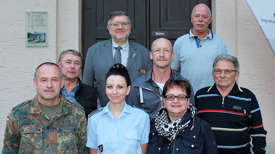 Bezirksvorsitzender Uwe Paul (3.R.l.) mit dem neuen Vorstand der KERH Ellwangen unter Vorsitz von Gerhard Goos und seinem Stellvertreter Bernd Uiffinger (2.R.v.r.) Foto: DBwV/Kaminsky