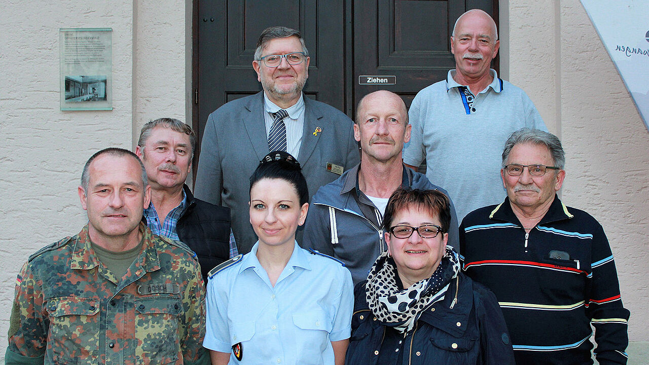 Bezirksvorsitzender Uwe Paul (3.R.l.) mit dem neuen Vorstand der KERH Ellwangen unter Vorsitz von Gerhard Goos und seinem Stellvertreter Bernd Uiffinger (2.R.v.r.) Foto: DBwV/Kaminsky