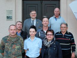 Bezirksvorsitzender Uwe Paul (3.R.l.) mit dem neuen Vorstand der KERH Ellwangen unter Vorsitz von Gerhard Goos und seinem Stellvertreter Bernd Uiffinger (2.R.v.r.) Foto: DBwV/Kaminsky