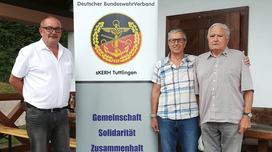 Vorsitzender Klaus Willmes (v.l.) mit den geehrten Stabsfeldwebeln a.D. Werner Hasch und Hartmut Graupe. Foto: Andreas König 