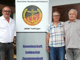 Vorsitzender Klaus Willmes (v.l.) mit den geehrten Stabsfeldwebeln a.D. Werner Hasch und Hartmut Graupe. Foto: Andreas König 