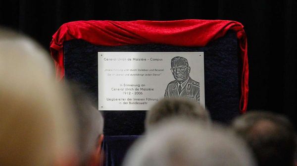 Diese Plakette hängt demnächst im Eingang des Zentrums Innere Führung in Koblenz. Foto:  Bundeswehr/Fabian Schier