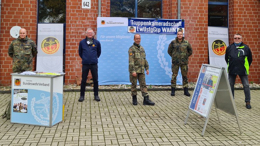 Auch in schwierigen Zeiten für Bundeswehrangehörige da: die Mandatsträger am Standort Köln-Wahn mit einem Info-Stand unter freiem Himmel. Foto: DBwV