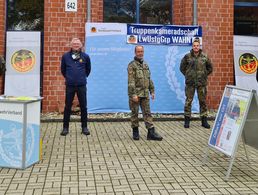 Auch in schwierigen Zeiten für Bundeswehrangehörige da: die Mandatsträger am Standort Köln-Wahn mit einem Info-Stand unter freiem Himmel. Foto: DBwV