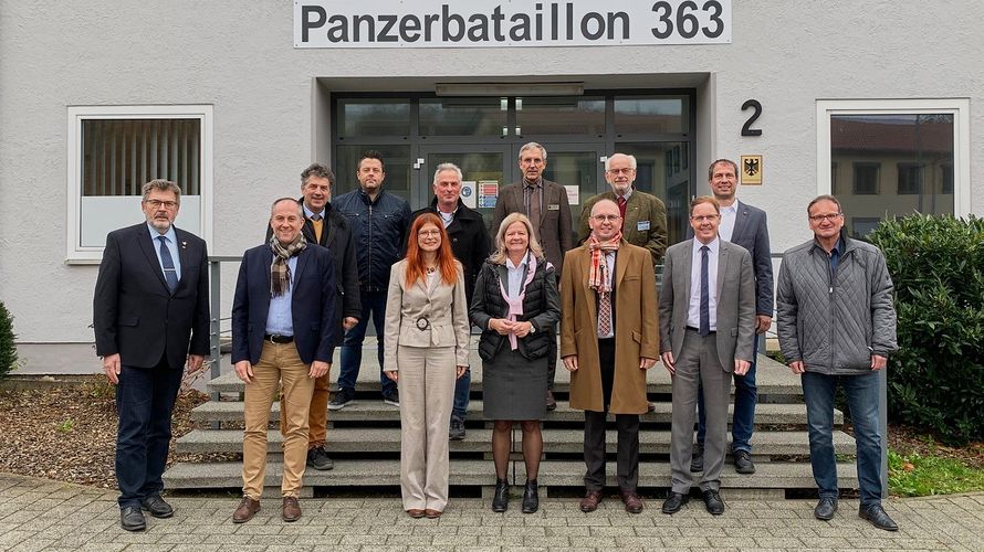 Bürgermeister von Garnisonen in Baden-Württemberg bei der 49. Hauptversammlung  der AG Garnisonen mit Landesvorsitzendem Gerhard Stärk (2. Reihe, 3.v.r.). Fotos: PzBtl 363