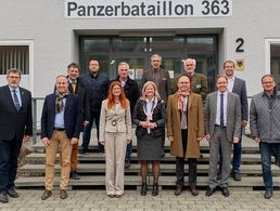 Bürgermeister von Garnisonen in Baden-Württemberg bei der 49. Hauptversammlung  der AG Garnisonen mit Landesvorsitzendem Gerhard Stärk (2. Reihe, 3.v.r.). Fotos: PzBtl 363