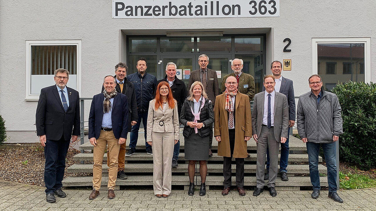 Bürgermeister von Garnisonen in Baden-Württemberg bei der 49. Hauptversammlung  der AG Garnisonen mit Landesvorsitzendem Gerhard Stärk (2. Reihe, 3.v.r.). Fotos: PzBtl 363