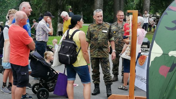 Bezirksvorsitzender Hauptmann Roland Ehrenberger und TruKa-Vorsitzender Oberstabsfeldwebel Walter Söldner waren gesuchte Gesprächspartner des Deutschen BundeswehrVerbandes. Foto: TruKa AufklBtl 8