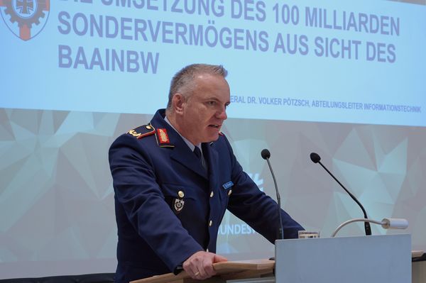 Brigadegeneral Dr. Volker Pötzsch vom BAAINBw trug zum aktuellen Stand der Verwendung des 100 Mrd. Euro-Sondervermögens vor. Foto: Ingo Kaminsky