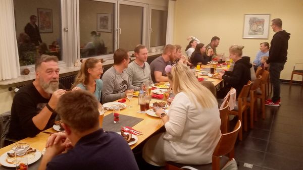 Nach den vielen Anstrengungen ging der Familiennachmittag bei Spareribs und Gerichten "a la carte" im Soldatenheim zu Ende. Foto: TruKa Pfullendorf