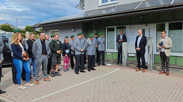Im Beisein zahlreicher Gäste hoben Bürgermeister Andreas Kroner (r.) und der stellvertretende Landrat Helmut Plenk (2.v.r.) die Jahrzehnte lange enge Verbindung der Bürger mit den Bayerwaldgrenadieren hervor. Foto: Günther Arend