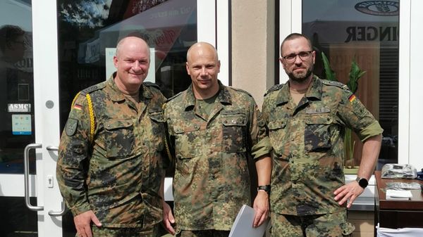 TruKa-Vorsitzender Oberstabsfeldwebel Marko Girndt überreichte Oberstabsfeldwebel René Niemann die Treueurkunde gemeinsam mit Stellvertreter Stabsfeldwebel Alexander Alt. Fotos: TruKa Nordgau-Kaserne