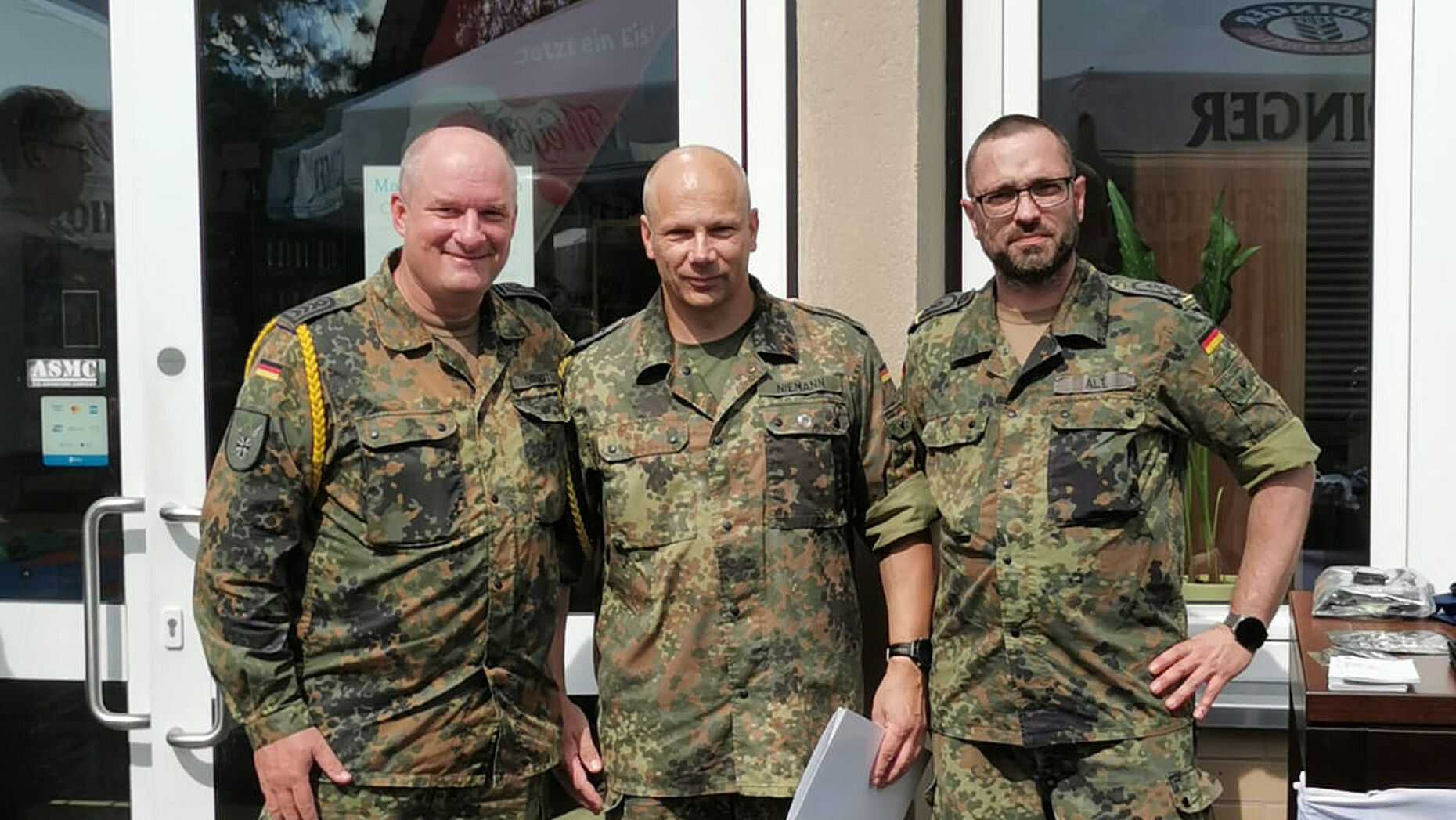 TruKa-Vorsitzender Oberstabsfeldwebel Marko Girndt überreichte Oberstabsfeldwebel René Niemann die Treueurkunde gemeinsam mit Stellvertreter Stabsfeldwebel Alexander Alt. Fotos: TruKa Nordgau-Kaserne 